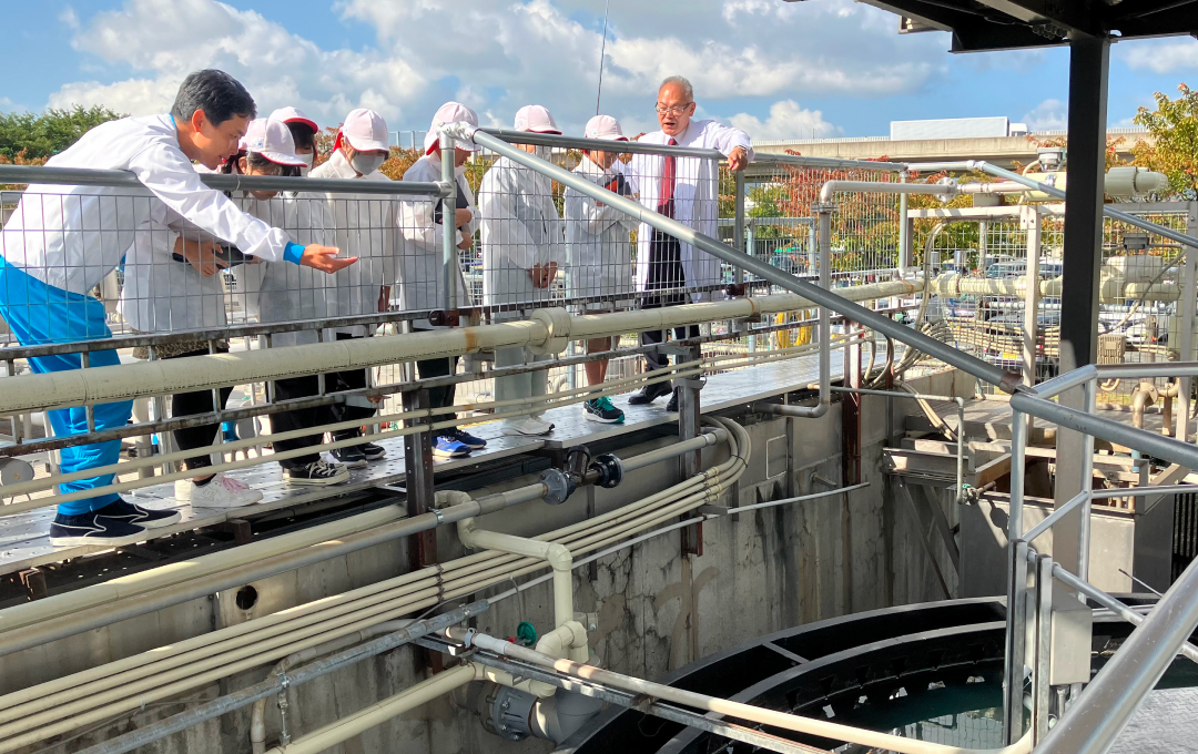 設備について楽しそうに説明するDr.真嶋