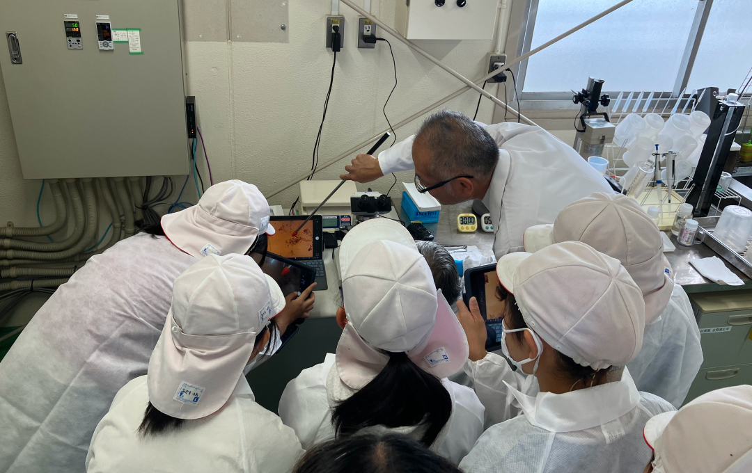 ツリガネムシを見つけて思わずカワイイと叫ぶDr.真嶋